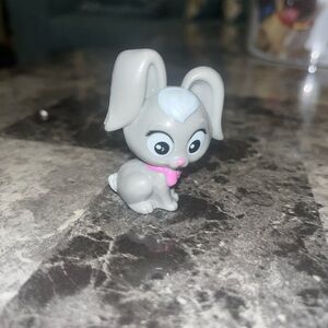 BARBIE DOLL PETS GRAY BUNNY RABBIT SITTING WITH PINK BOW BIG EYES FIGURE CUTE